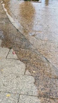 Минеральные фонтанчики из тротуара!)))