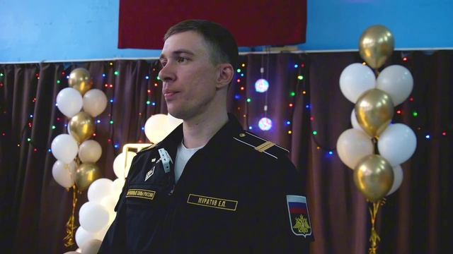 Военнослужащие поздравляют выпускников школ Петропавловска-Камчатского