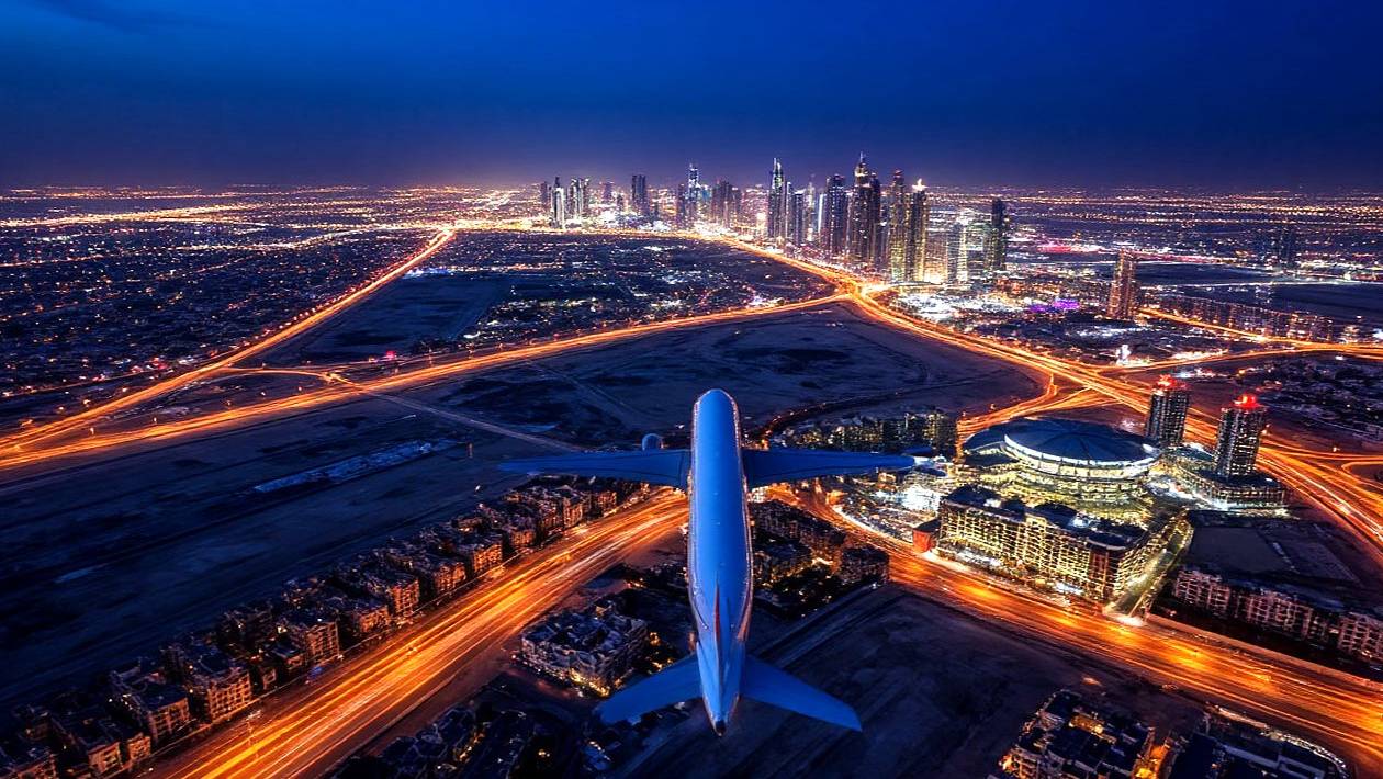 Взлёт самолёта из Аэропорта Дубай. FlyDubai. Вид с высоты