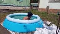 У бабушки в деревне спасаюсь от жары, купаюсь в бассейне 10-07-2025