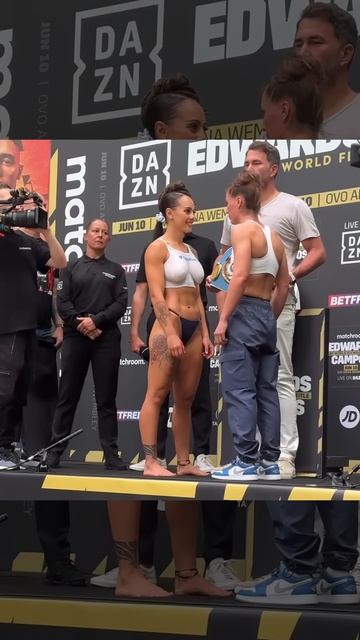 Чернека Джонсон против Элли Скотни — взвешивание