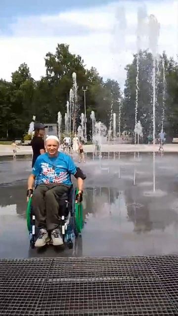 В фонтан на инвалидной коляске