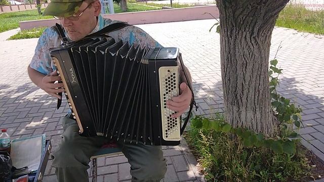 Уличный музыкант.