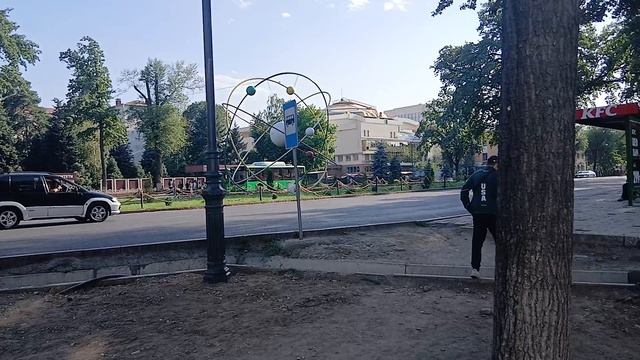 Гуляем по Бишкеку в Кыргызстане в центре города на фонтанах и по улицам города,поливают улицы