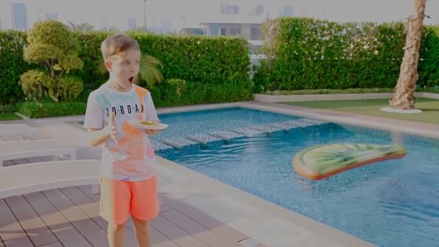 ДИАНА И РОМА - Диана и Рома учат Английский алфавит