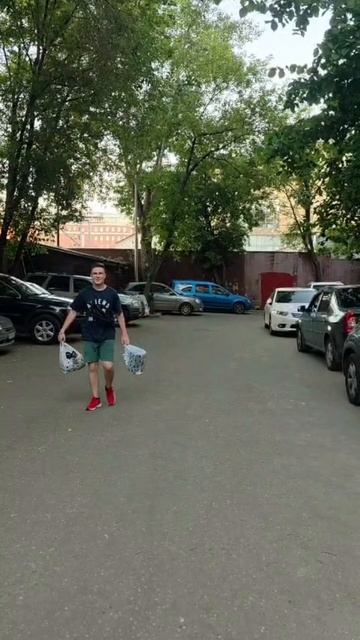 Тот самый вайб, когда забрал еду и идёшь домой кушать