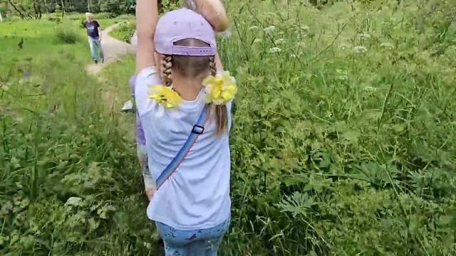 Маша огорчена_ _Почему всё веселье так быстро кончается__.  Снова внучки приехали в гости.