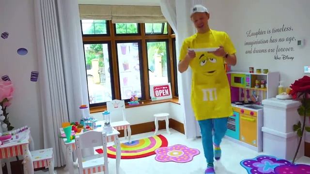 Miss Katy • Мисс Кейт - Кэти и Макс играют с папой в кафе Съедобное и несъедобное