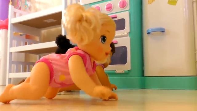 Диана и Рома ( Diana Roma ) - Рома как няня для кукол Baby Alive