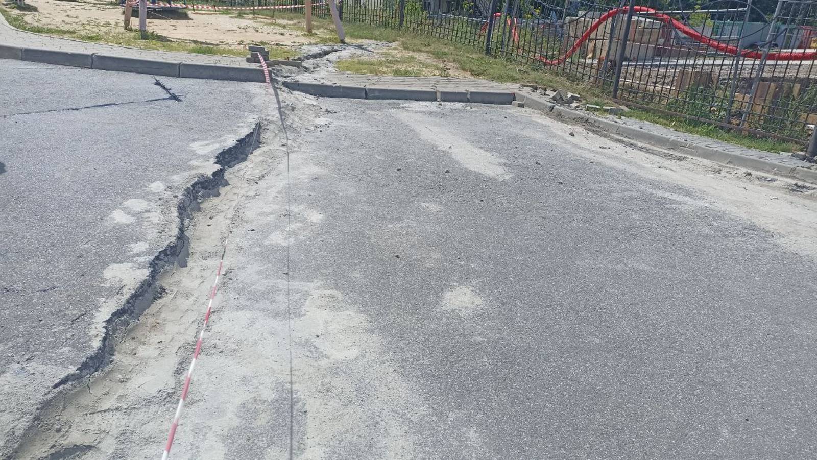 Новая стройка "Атомстройкомплекса" угрожает жилому дому разрушением