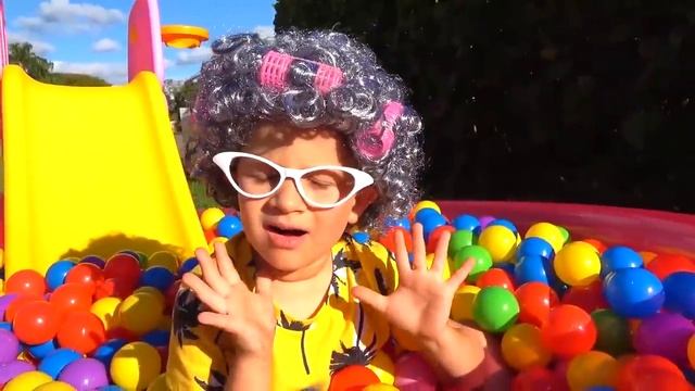 Диана и Рома ( Diana Roma ) - Диана и Рома играют с Новой Горкой Хелло Китти