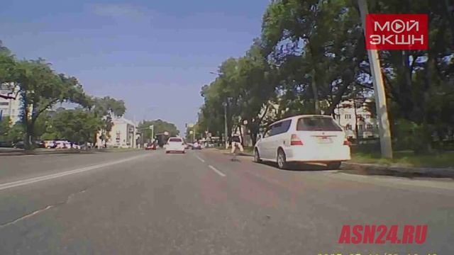 «Не вижу препятствий»: в Благовещенске заметили «летящего» по дороге велосипедиста