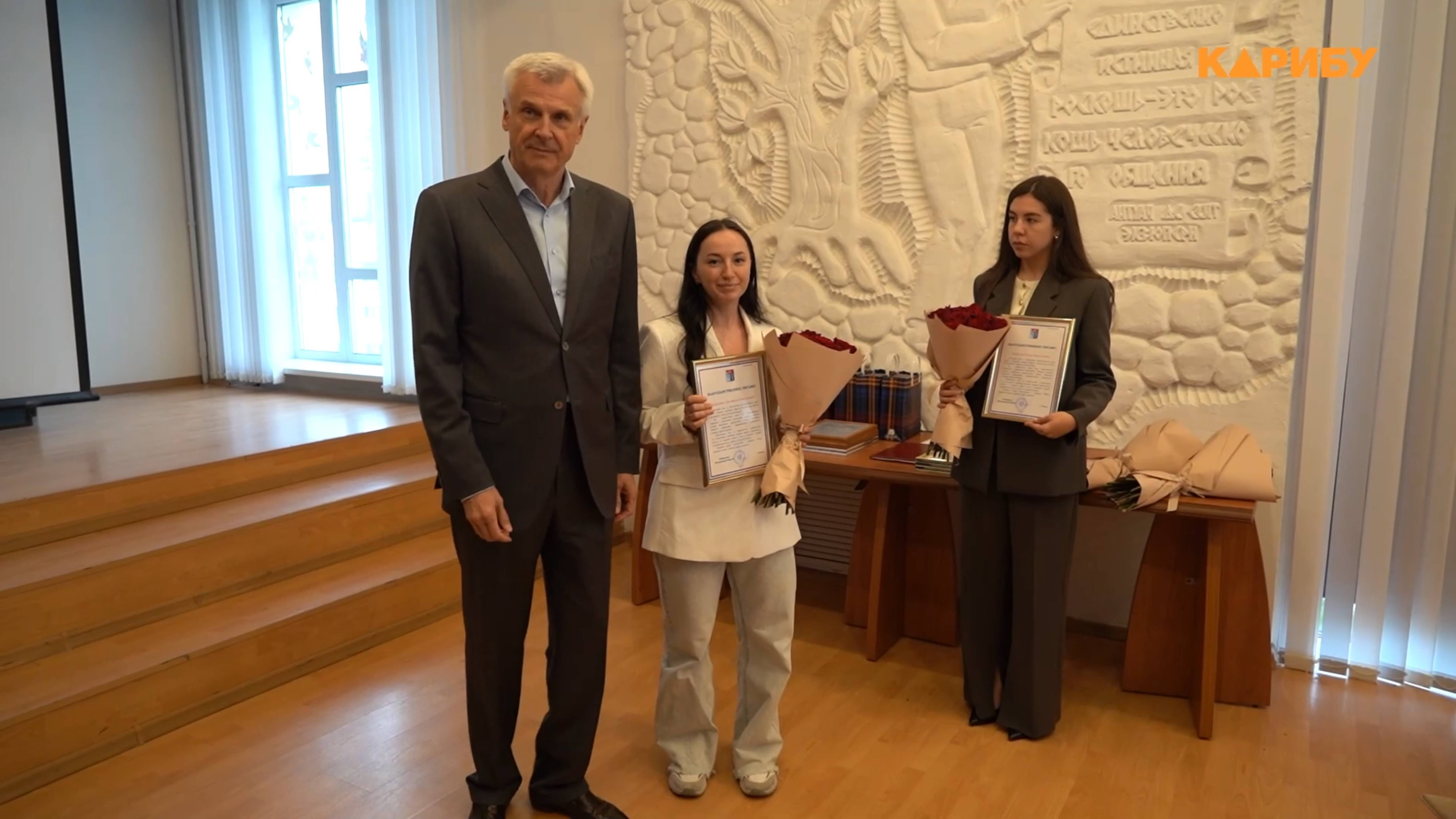 Губернатор Сергей Носов поздравил работников Почты России с профессиональным праздником