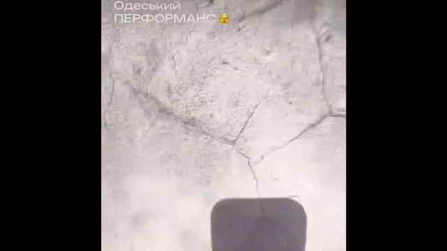 Одесса 11 07 25_ Герани заходят с моря_ Красиво идёт. Кто? Да вон та группа в чёрных фраках.