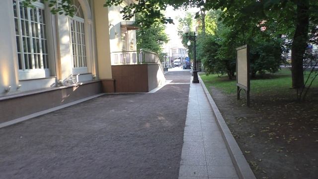 МОСКВА. Плавучая дизайнерская вилла на Патриарших. "А БЕЛЫЙ ЛЕБЯДЬ  НА ПРУДУ"...6 ЛЕБЕДЯТ!