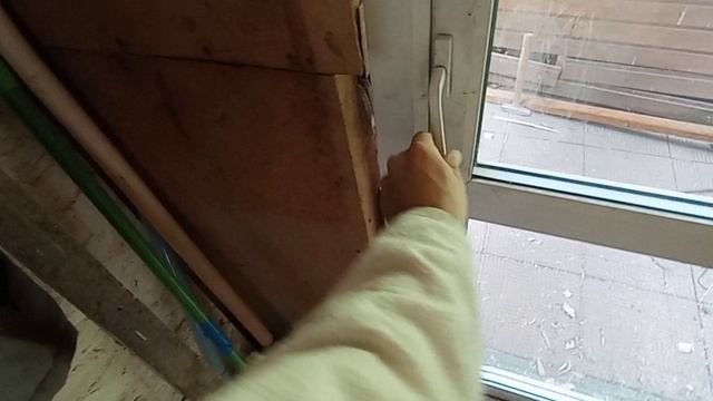 установка двери по низу рынка