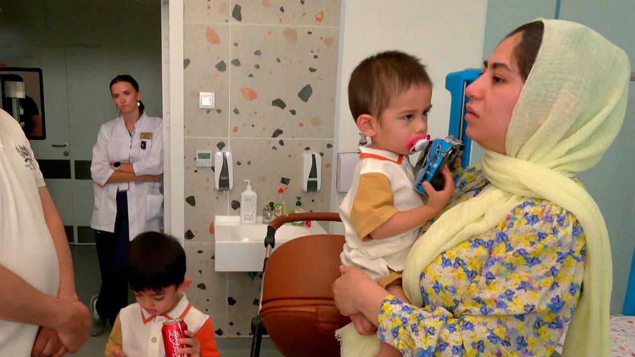 Ребенка, брошенного об пол в Шереметьево, выписали из больницы