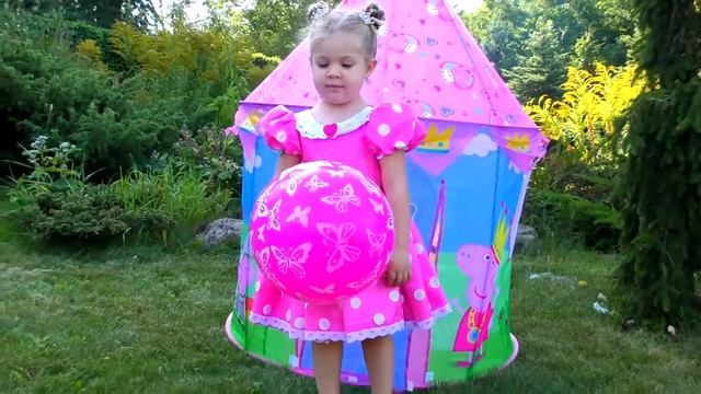 Диана и Рома Диана играет с воздушными шарами в платьях принцесс