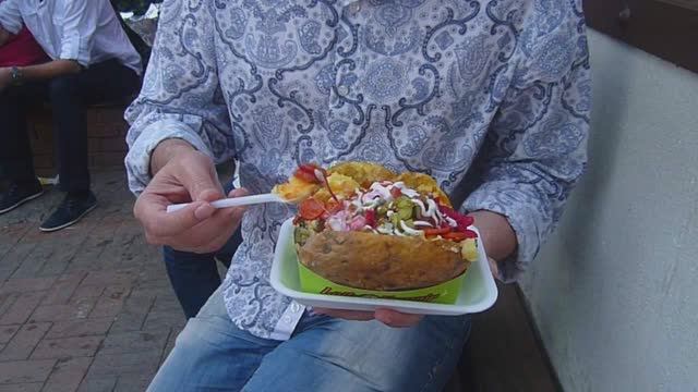 Стамбул (Турция), дегустация печеного картофеля с начинкой "кумпир" и рыбного бутерброда.