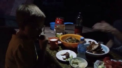 К бабушке в деревню приехал Рома, встречаем и ужинаем) 11-07-2025