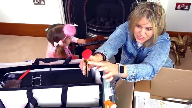 Мисс Кэйти и Мистер Макс (Miss Katy) Кети и мама получают подарки из таинственной шкатулки