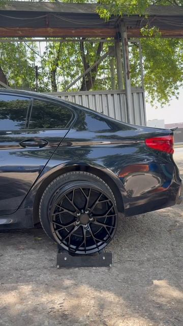 BMW 5 серии G30 на примерке дисков в 19-ом диаметре