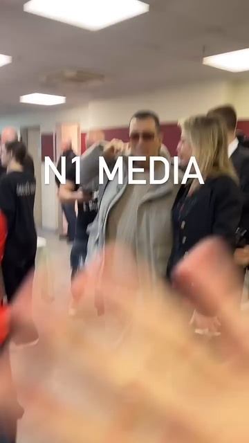 Как Александр Буйнов уходит с мероприятия. Его личная помощница несет тяжелый чемодан и кофр