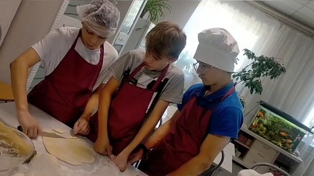 Учились печь сахарное печенье