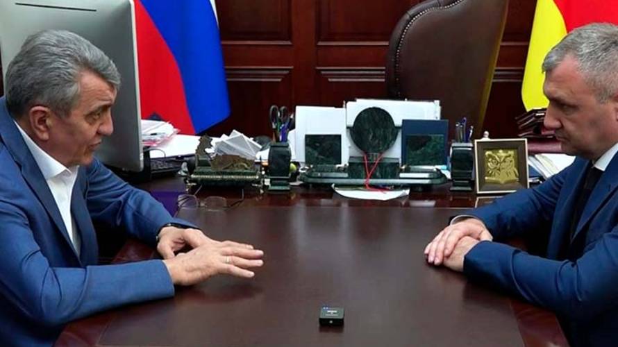 Сергей Меняйло провел первую рабочую встречу с главой Правобережного района Казбеком Мрикаевым