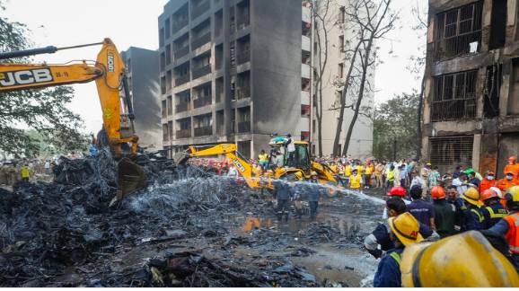 Возможной причиной крушения самолета в Индии стало отключение подачи топлива