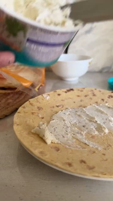 Сырная лепешка+творожный сыр+отварное яйцо+зелень=отличный завтрак и + кофе с молоком 😊😋😉👌👍👋