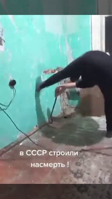 Демонтаж плинтусов в старом советском доме ))