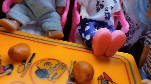 папу позвали и челлендж организовали. 😀😀🙂 Сабрина и Артём: весёлые истории кукол Барби.