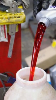 Масло внутри коробки должно быть красное #сервисgm #romande #сервискамаро #заменамасла