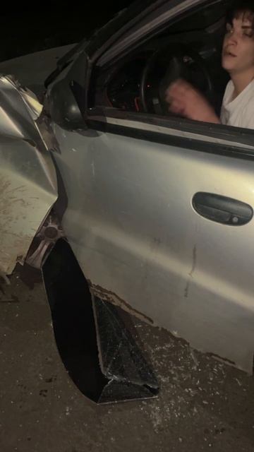 ДТП Макеевка (Новокалиново 31 ставок).

Водитель пьяный сбежал с места ДТП, в заблокированной машине