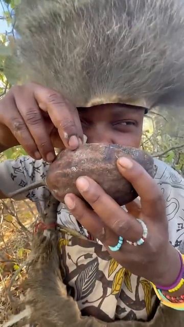 Жители племени угощают друг друга поэтому живут дружно
