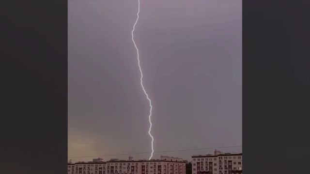 ⛈️Сегодня в Москве ожидаются кратковременные ливни, грозы, град и порывы ветра до 20 м/с⛈️