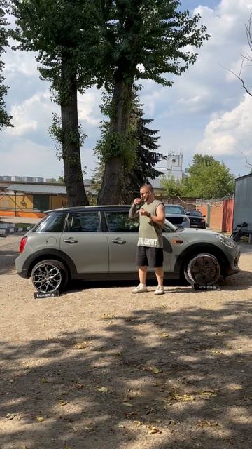 MINI Cooper F56 на примерке дисков в 17-ом диаметре