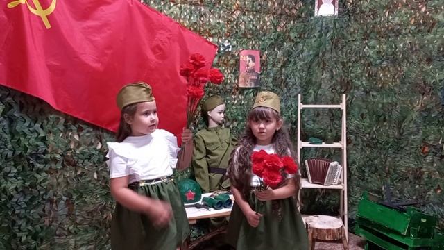 Баранова Милана, Ульянова Алина читают стихотворение НУЖЕН МИР, автор Н.Найдёнова