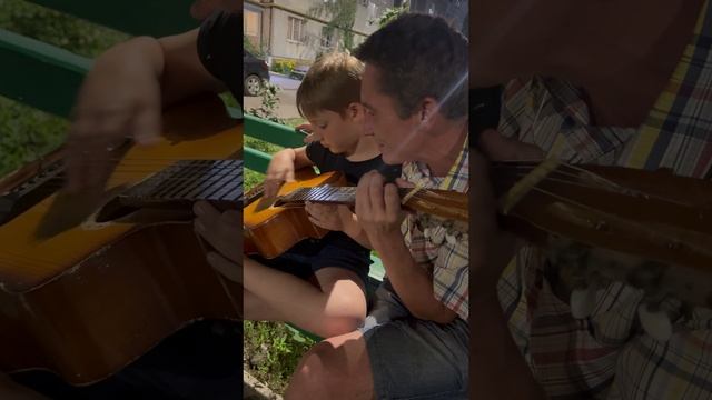 Любите девушки на гитаре с маленьким мальчиком