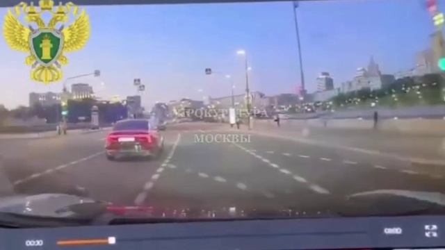 Видео с видеорегистратора машины,сбившей толпу людей в Москве.