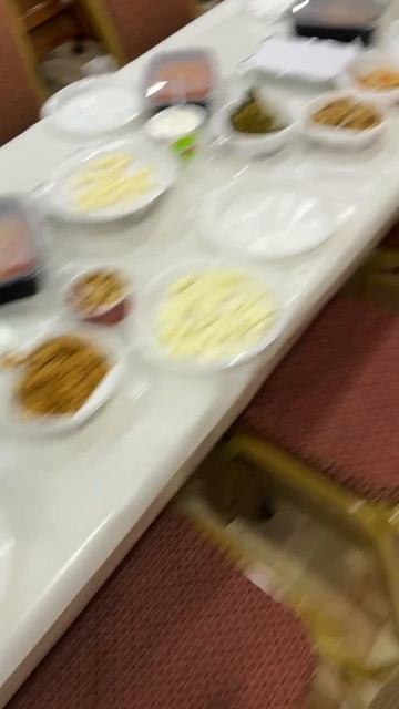 מתכוננים לקראת סיום הצום, בבית הכנסת המרכזי.
В центральной синагоге готовятся к завершению поста.