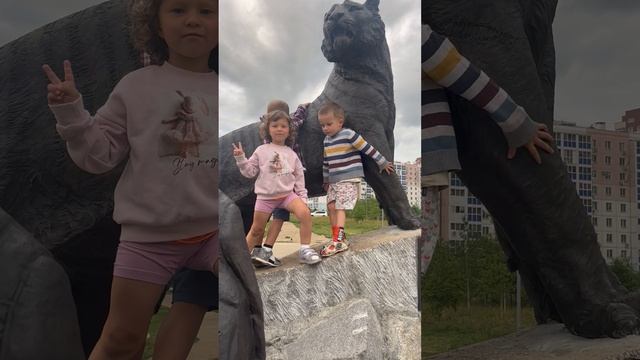 Володя 3,11, Рома и Даша на памятнике Сысоеву