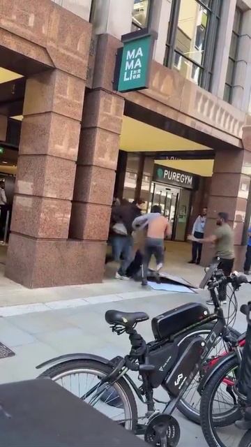 Курьеры доставки еды Deliveroo подрались в Лондоне из-за полученного одним из курьеров заказа