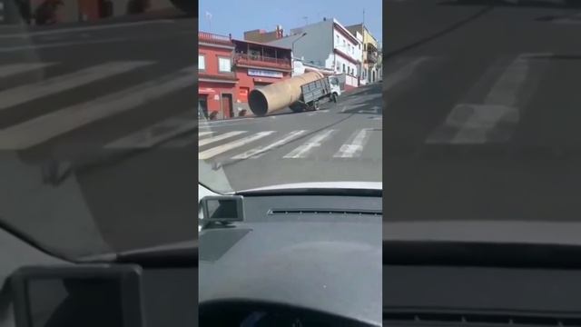 И зачем надо было грузить так вес на этот грузовик...