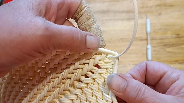 Поднос- листик корневым плетением из ротанга