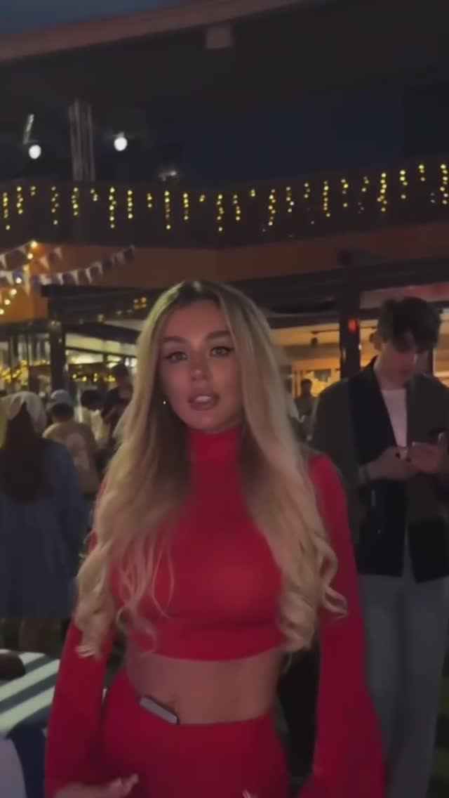 Теперь модно с телефоном в трусах😂