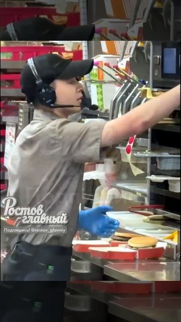 В Каменске сотрудник "Вкусно и Точка" плюёт во все заказы. 😱😡