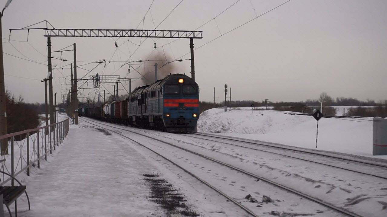 Тепловоз 2ТЭ116У-0004 с приветливой бригадой на разгоне.