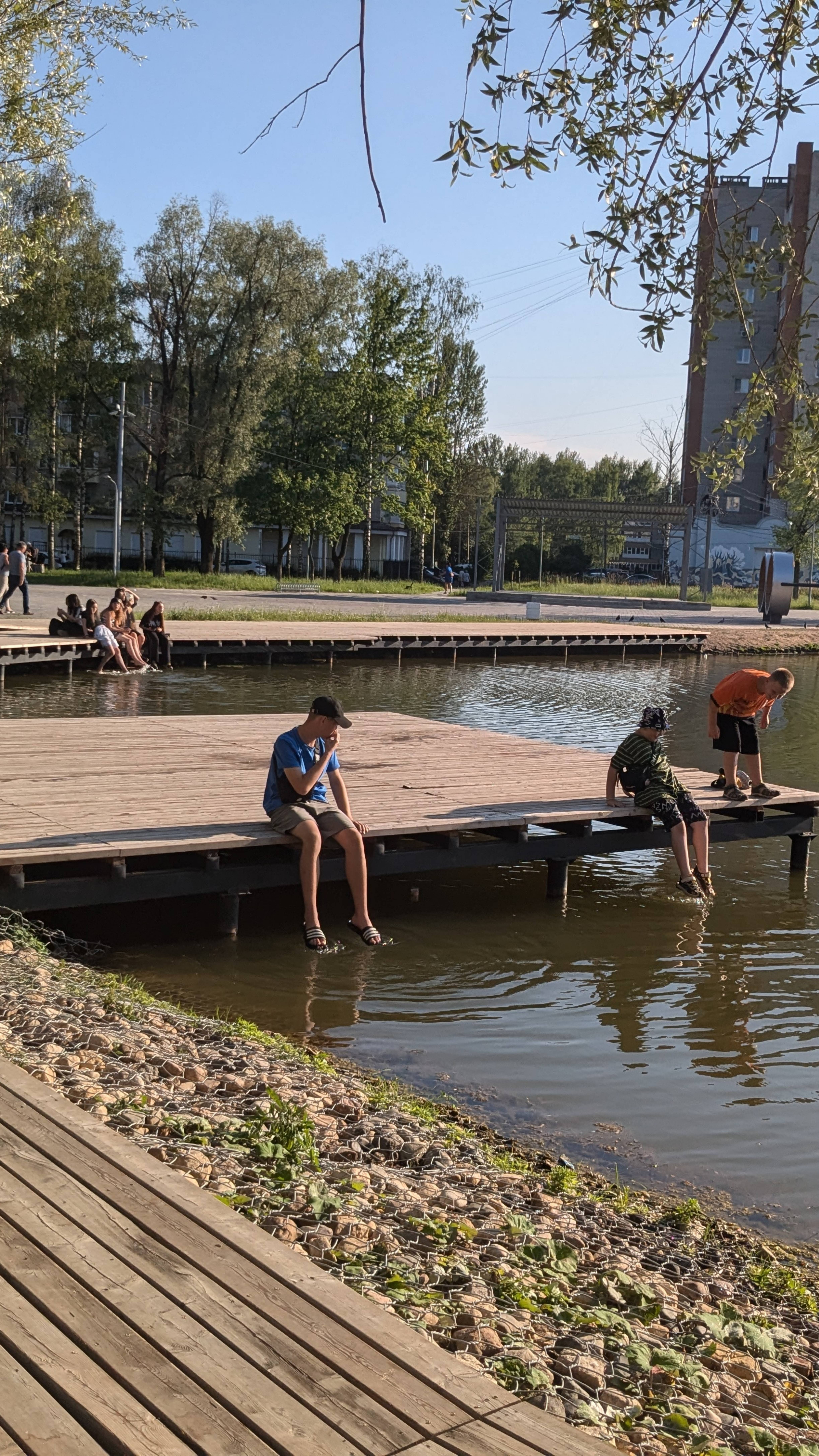 Гуляем с дочерью в парке Ярославля.